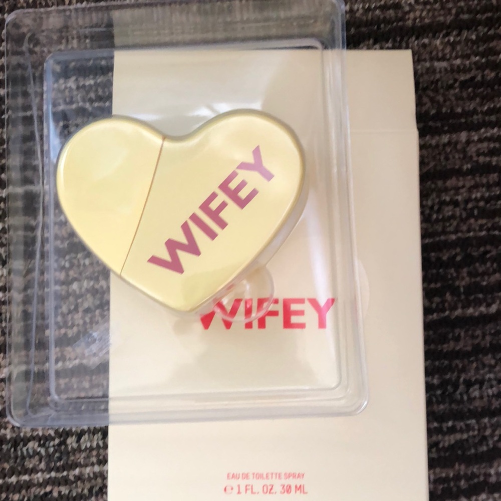 NIB! KKW Kimoji Heart Fragrance Wifey